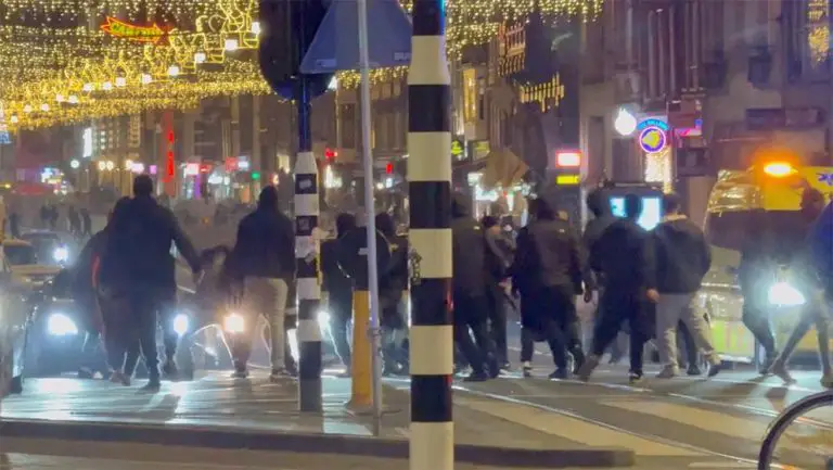 Israëlische voetbalfans aangevallen in Amsterdam