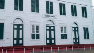 Hendrikschool-Suriname-696×391.jpg