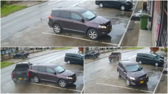 VIDEO: Pick-up bestuurder ramt geparkeerde auto voor supermarkt en rijdt door